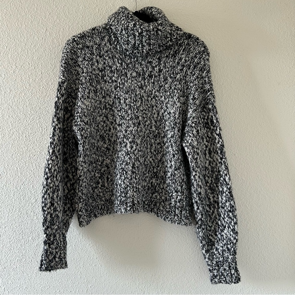 H&M Wool Blend Black White Chevron Knit Turtleneck Women Sz Medium